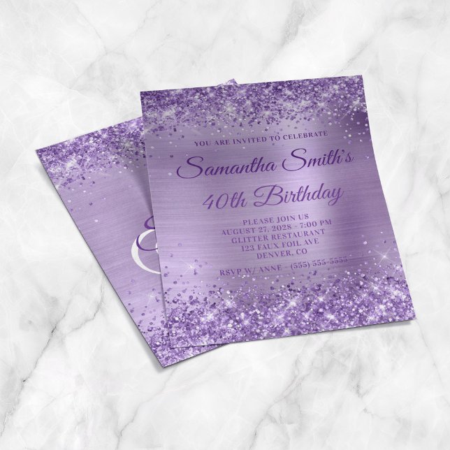 Invitación de cumpleaños 40 con monograma de papel (Glittery Purple Foil Monogram 40th Birthday Invite Flyer)