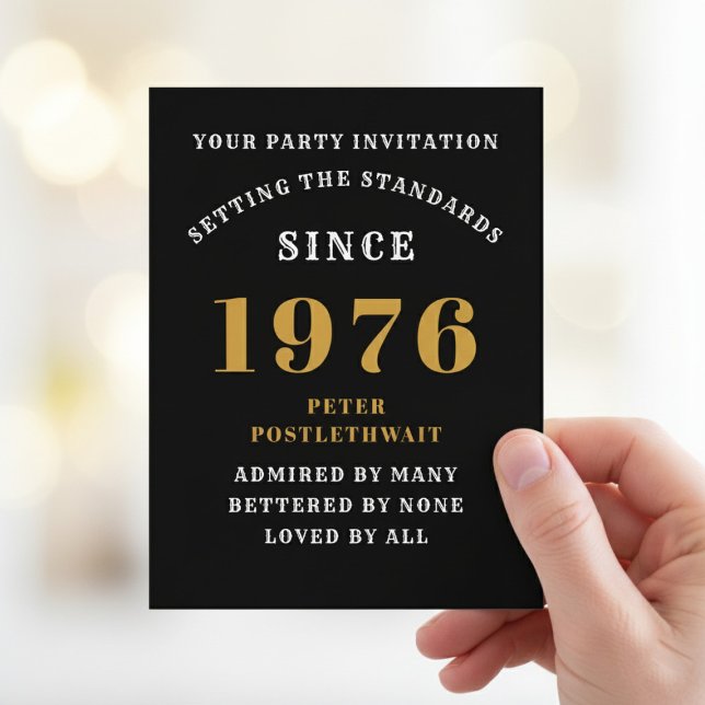 Invitación de cumpleaños 50 en 1976 de oro negro (1976 birthday party invite. Blurred background.)