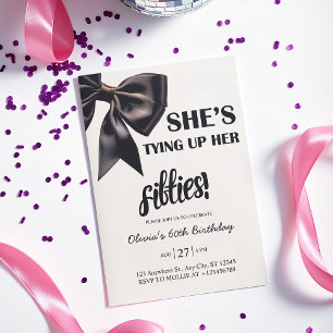 Invitación de cumpleaños 60 elegante con lazo negr
