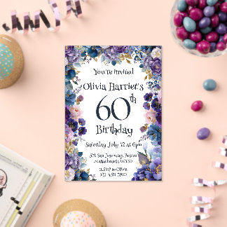 Invitación de cumpleaños 60 en flores moradas y az