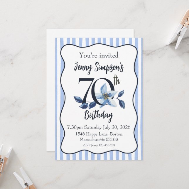 Invitación de cumpleaños 70 con franja azul y flor (Anverso/Reverso In Situ)