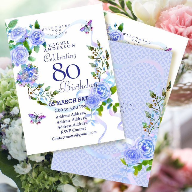 Invitación de cumpleaños 80 cinta de rosa azul (Blue Rose Ribbon 80th Birthday Invitation.)