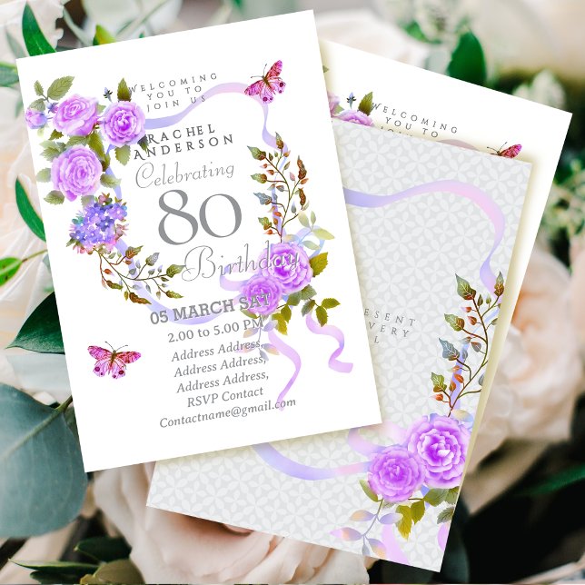 Invitación de cumpleaños 80 con cinta de rosa púrp (Purple Rose Ribbon 80th Birthday Invitation Card)
