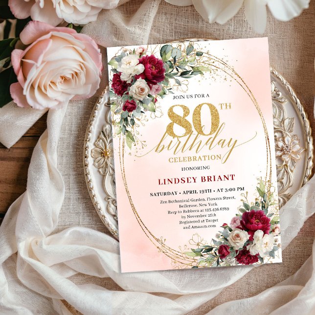 Invitación de cumpleaños 80 de moda en burgundy fl (Trendy Burgundy Floral Gold 80th Birthday Invitation)