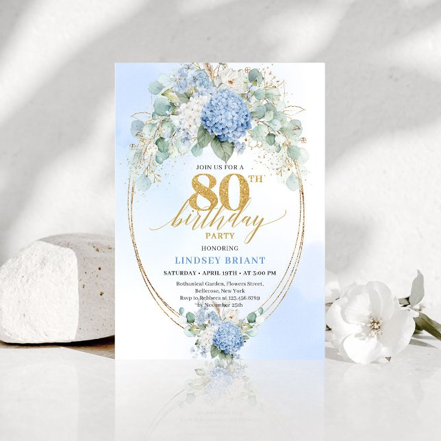 Invitación de cumpleaños 80 Luxury Blue Floral Euc (Luxury Blue Floral Eucalyptus 80th Birthday Invite)