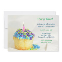 Invitación de cumpleaños a cupcake azul con globo 