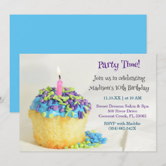 Invitación de cumpleaños a cupcake azul con globo 