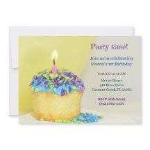 Invitación de cumpleaños a cupcake azul con globo 