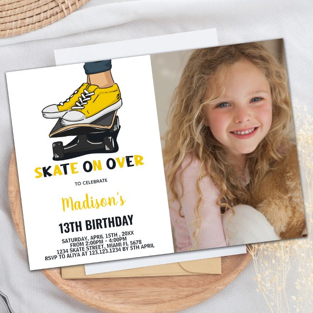 Invitación de cumpleaños a los skateboards de foto (Yellow Black Photo Skateboards Birthday Invitation)