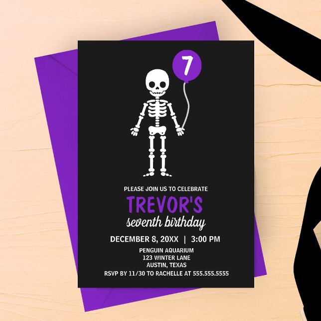 Invitación de cumpleaños a un globo de esqueleto m (Purple Minimalist Skeleton Halloween Birthday Party Invitation)