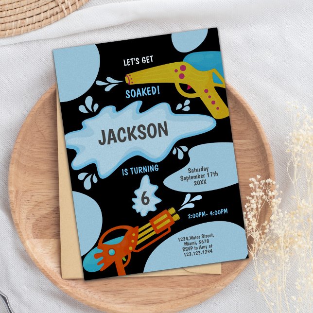 Invitación de cumpleaños a un juego de agua negra  (Black Blue Water Gun Invitations)
