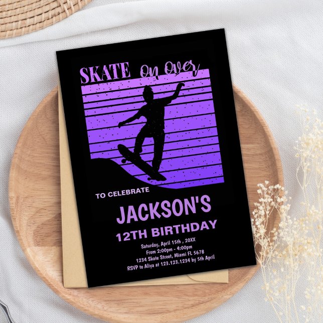 Invitación de cumpleaños a un Púrpura Skateboard (Purple Skateboard Birthday Invitations)
