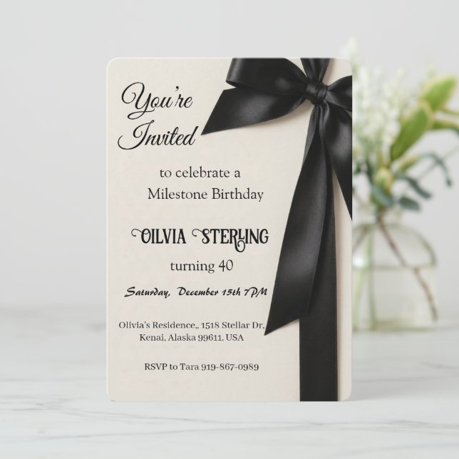 Invitación de cumpleaños aniversario con lazo negr (Anverso de pie)