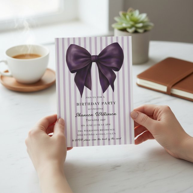 Invitación de cumpleaños chic con rayas moradas y  (Subido por el creador)