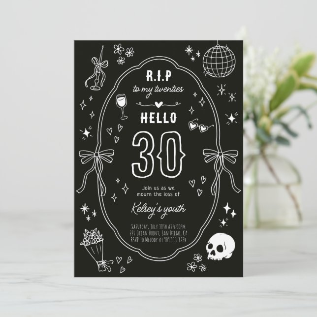 Invitación de cumpleaños Chic gótico RIP a mis 20s (Anverso de pie)
