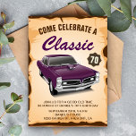 Invitación de cumpleaños clásica de vagón morado d<br><div class="desc">Invite a sus huéspedes con esta fiesta de cumpleaños vintage que incluye un hermoso coche vintage y una tipografía retro con un fondo de pergamino. Simplemente agregue los detalles de su evento en esta plantilla fácil de usar para convertirla en una invitación única. Voltea la tarjeta para mostrar una textura...</div>