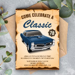 Invitación de cumpleaños clásicos de Vintage Blue<br><div class="desc">Invite a sus huéspedes con esta fiesta de cumpleaños vintage que incluye un hermoso coche vintage y una tipografía retro con un fondo de pergamino. Simplemente agregue los detalles de su evento en esta plantilla fácil de usar para convertirla en una invitación única. Voltea la tarjeta para mostrar una textura...</div>