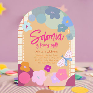 Invitación de cumpleaños con arco de niña con flor
