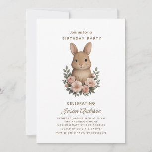 Invitación de cumpleaños con conejo y flores rosas