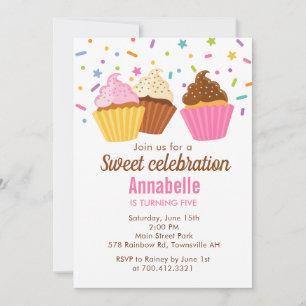 Invitación de cumpleaños con cupcakes y sprinkles