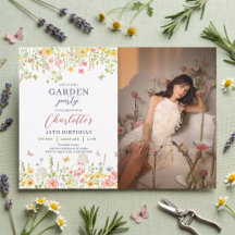 Invitación de cumpleaños con foto de jardín de flo
