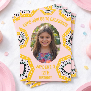 Invitación de cumpleaños con foto y formas colorid