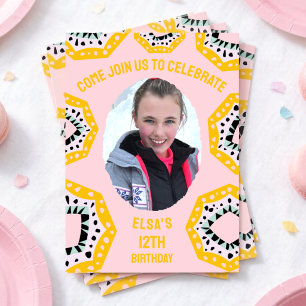 Invitación de cumpleaños con foto y formas colorid