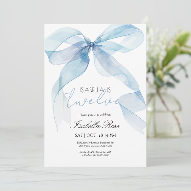 Invitación de cumpleaños con lazo de acuarela azul (Anverso de pie)