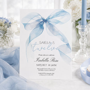 Invitación de cumpleaños con lazo de acuarela azul