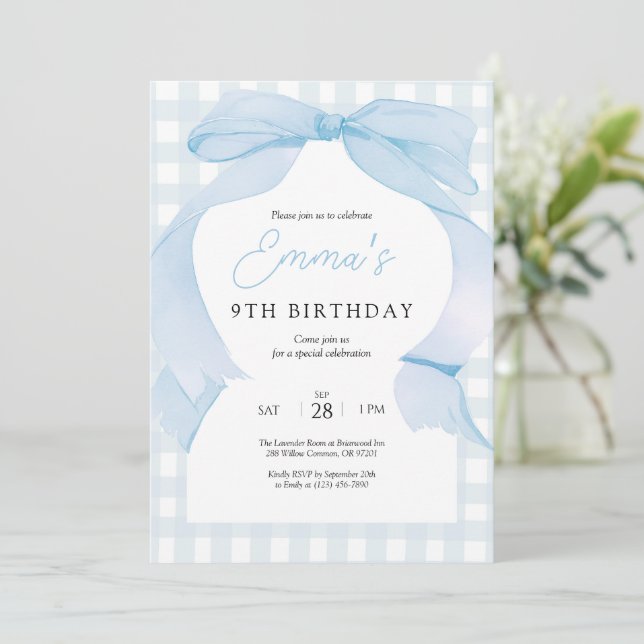 Invitación de cumpleaños con lazo de gingham azul (Anverso de pie)