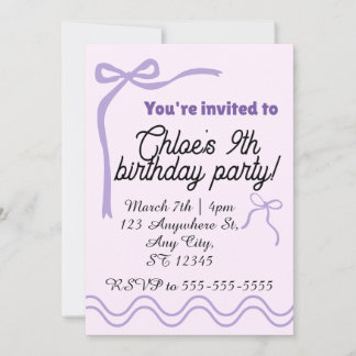 Invitación de cumpleaños con lazo morado editable