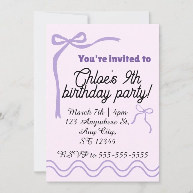 Invitación de cumpleaños con lazo morado editable (Anverso)
