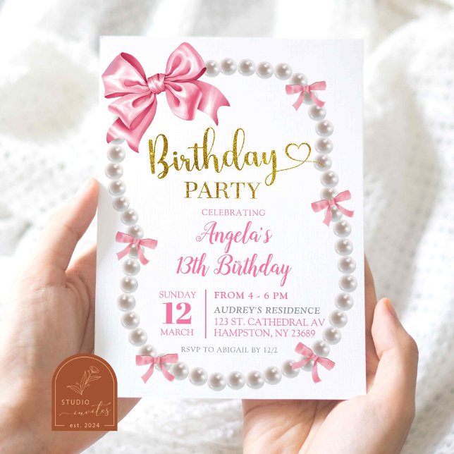 Invitación de cumpleaños con lazo rosa y perlas Co (Subido por el creador)