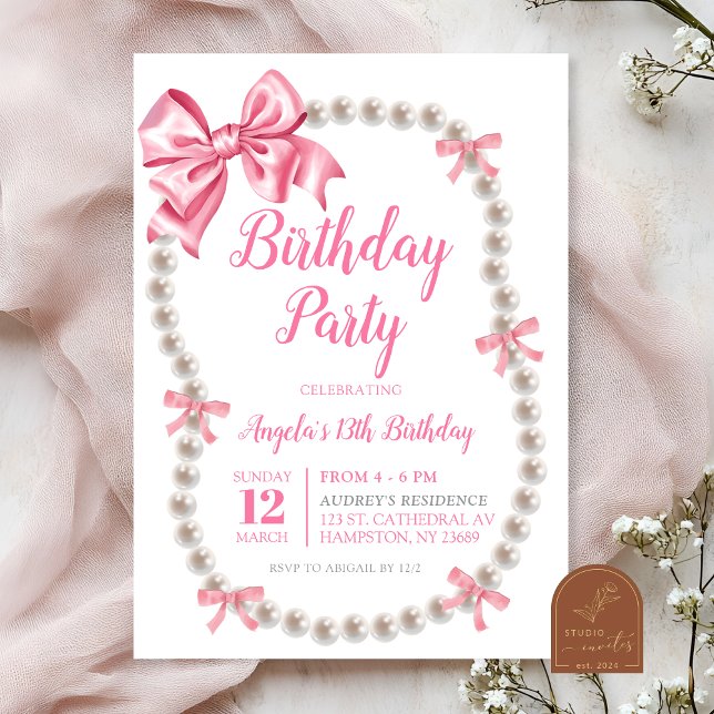 Invitación de cumpleaños con lazo rosa y perlas Co (Subido por el creador)