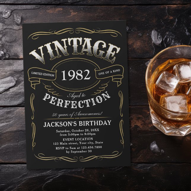 Invitación de cumpleaños con tema de Whiskey Age V (Black and gold Any Age Vintage Whiskey Themed Birthday Invitation )