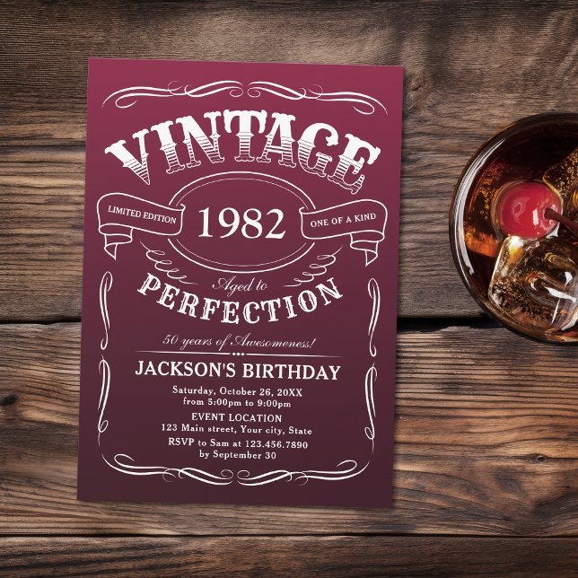 Invitación de cumpleaños con tema de Whiskey Age V (Marsala Any Age Vintage Whiskey Themed Birthday Invitation)