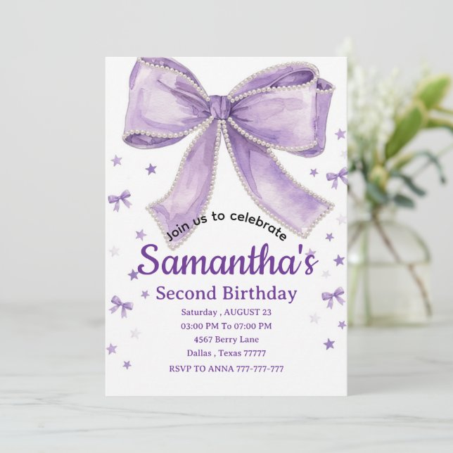 Invitación de cumpleaños coquette con lazo púrpura (Anverso de pie)