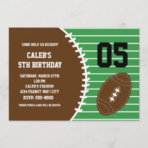 Invitación de cumpleaños cosida linda de fútbol