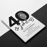 Invitación de cumpleaños de 40 & Fabuloso con foto<br><div class="desc">Elegante invitación de cumpleaños 40 editable con la leyenda 40 & fabuloso,  un gran 40 con una foto dentro del cero,  con fuente negra sobre un fondo blanco clásico y una plantilla de celebración de cumpleaños que es fácil de personalizar.</div>