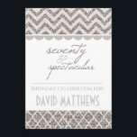 Invitación de cumpleaños de 70 y espectaculares<br><div class="desc">Con el aspecto de purpurina plateado, esta elegante y moderna invitación al cumpleaños Setenty y Espectacular seguramente será un éxito para los invitados, ya sea que la fiesta de cumpleaños sea masculina o femenina! purpurina plateado luce rayas de chevron, papel de quatrefoil y texto que lee Setenta y Espectacular con...</div>