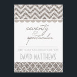Invitación de cumpleaños de 70 y espectaculares<br><div class="desc">Con el aspecto de purpurina plateado, esta elegante y moderna invitación al cumpleaños Setenty y Espectacular seguramente será un éxito para los invitados, ya sea que la fiesta de cumpleaños sea masculina o femenina! purpurina plateado luce rayas de chevron, papel de quatrefoil y texto que lee Setenta y Espectacular con...</div>