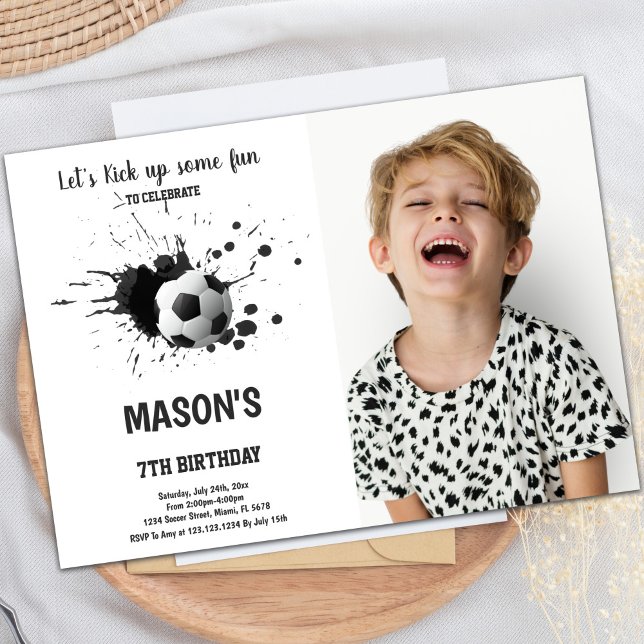 Invitación de cumpleaños de Black Ink Soccer con f (Black Ink Soccer Birthday Invitations with photo)