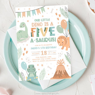 Invitación de cumpleaños de dinosaurio cinco. Bebé