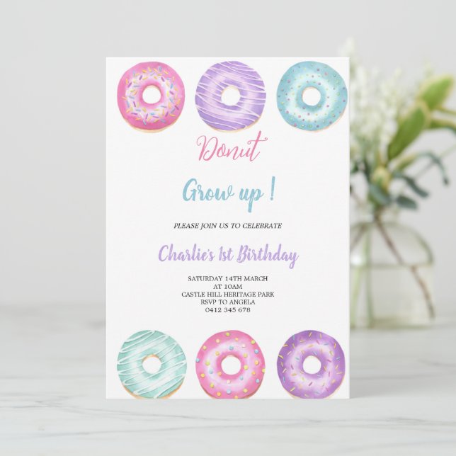 invitación de cumpleaños de donut rosa, púrpura y  (Anverso de pie)