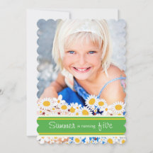 Invitación de cumpleaños de flores margaritas blan