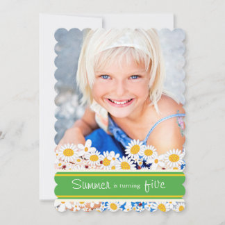 Invitación de cumpleaños de flores margaritas blan