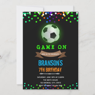Invitación de cumpleaños de fútbol que brilla en l