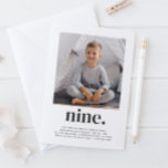 Invitación de cumpleaños de la primera foto de Nin<br><div class="desc">Una moderna invitación para el Noveno cumpleaños que incluye tu propia foto y la palabra 'nueve.' debajo. También puede editar todos los colores y estilos del texto - sólo tiene que hacer clic en el botón 'Personalizar' -> 'Editar usando la herramienta de diseño'.</div>