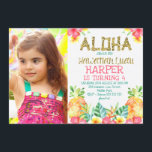 Invitación de cumpleaños de Luau, de origen hawaia<br><div class="desc">¿Estás organizando una fiesta de cumpleaños chica hawaiano Luau y estás buscando una invitación fotográfica? ¿A tu niñita le encantan todas las cosas con un pequeño bling? Entonces, esta invitación de cumpleaños podría ser un diseño que le guste. Cuenta con varias flores de acuarela tropical, follaje y piñas en una...</div>