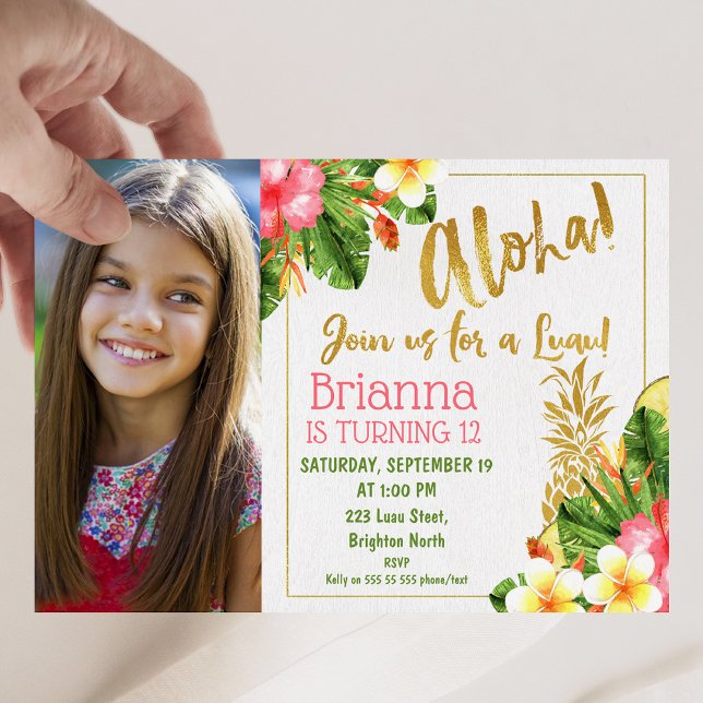 Invitación de cumpleaños de Luau Photo Gold Callig (Tropical Floral Aloha Luau Birthday Invitation with Photo, Gold Pineapple, Aloha Luau Invitation)